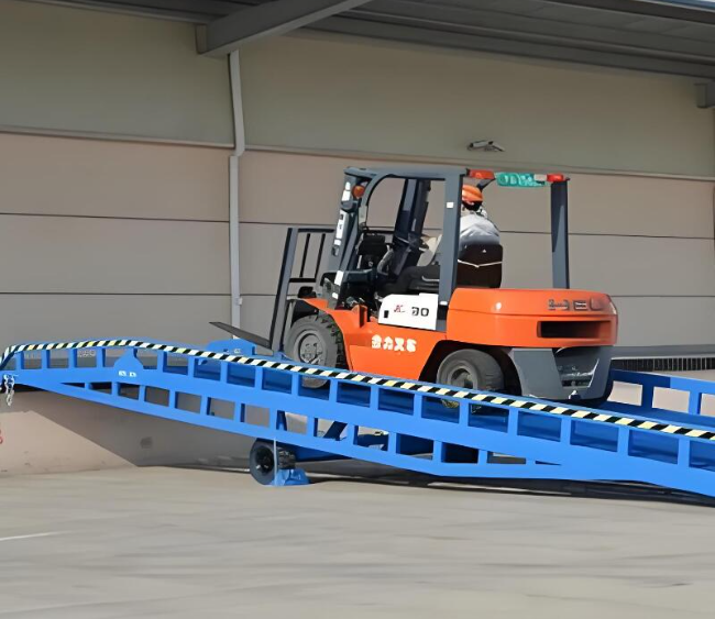 东宁移动式卸货平台（叉车用）